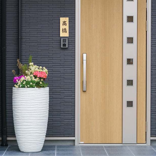 表札 木製 国産ヒノキ おしゃれ 木製表札【毘沙門剣つなぎ】風水 開運 運気 縦書き 木の表札 オーダーメイド 名入れ無料 吉祥文様 正方形 玄関 軒下 モダン 戸建て 一軒家 マンション 天然木 (配送2)