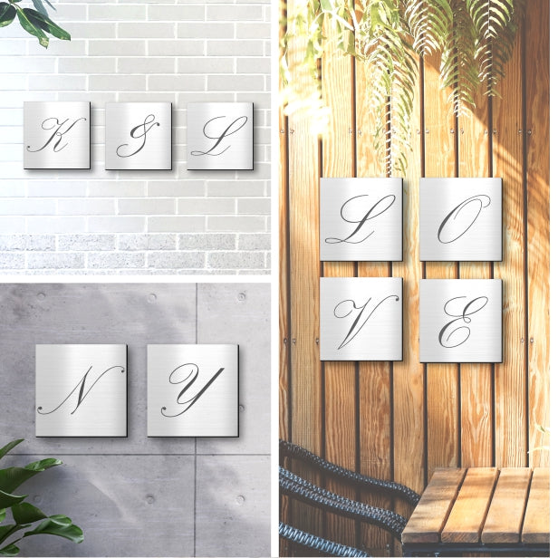 アートパネル art panel【W】おしゃれ 壁掛け イニシャル アルファベット アートボード 金属風 インテリア ステンレス調 シルバー 軽くて丈夫 アクリル製 正方形 筆記体 ピンフック対応 簡単取付 日本製 (配送4)