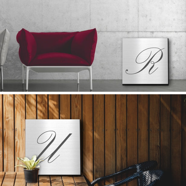 アートパネル art panel【W】おしゃれ 壁掛け イニシャル アルファベット アートボード 金属風 インテリア ステンレス調 シルバー 軽くて丈夫 アクリル製 正方形 筆記体 ピンフック対応 簡単取付 日本製 (配送4)