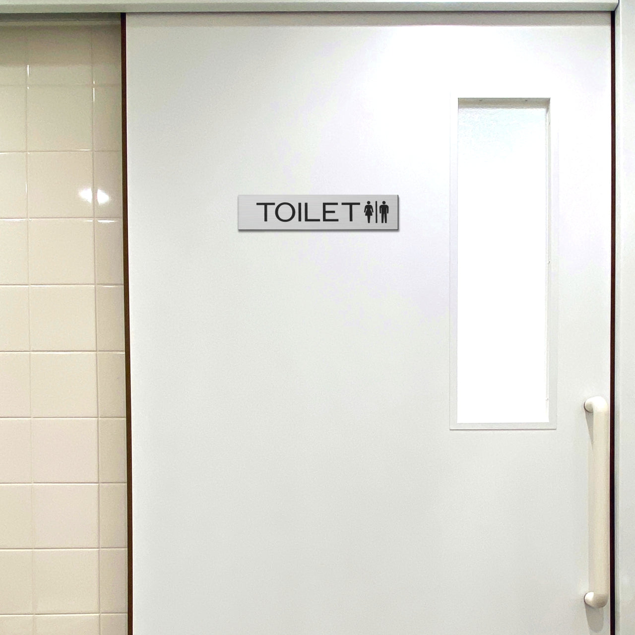 ドアプレート (TOILET マーク付き) シルバー ステンレス調 おしゃれ シンプル トイレサイン お手洗い サインプレート ルームプレート 扉 ドア 室名 表示 プレート 表示サイン 会社 オフィス 病院 店舗 銀 シール式 アクリル製 日本製 屋外対応 (配送2)
