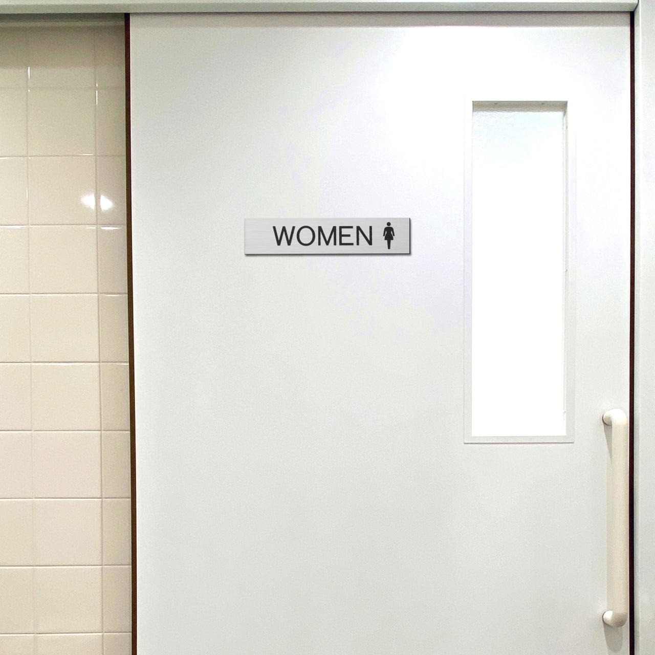 ドアプレート (WOMEN マーク付き) シルバー ステンレス調 女子トイレ 女 おしゃれ シンプル トイレサイン お手洗い サインプレート ルームプレート 室名 表示 プレート 表示サイン 会社 オフィス 病院 店舗 銀 シール式 アクリル製 日本製 屋外対応 (配送2)