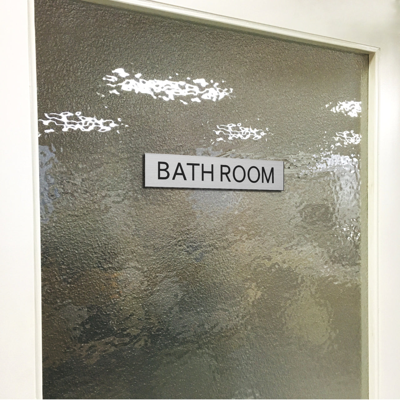 ドアプレート (BATH ROOM) ステンレス調 シルバー おしゃれ ドアサイン バスルーム お風呂 浴室 シャワー室 サインプレート 部屋の名前 扉 軽くて丈夫 銀 日本製 水濡れOK 屋外対応 シール式 (配送2)