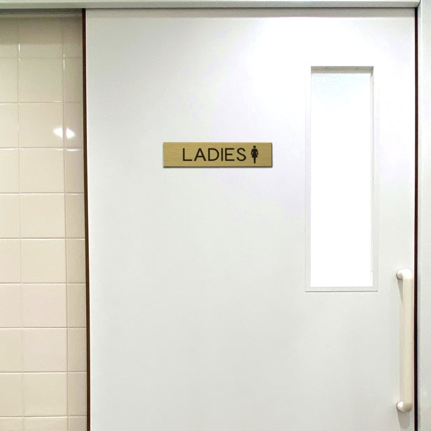 ドアプレート (LADIES マーク付き) 真鍮風 ゴールド 女子トイレ 女性用 レディース おしゃれ トイレ 便所 御手洗い レストルーム サインプレート 扉 金 シール式 日本製 水濡れOK 屋外対応 (配送2)