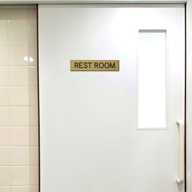 ドアプレート (REST ROOM) 真鍮風 ゴールド おしゃれ トイレ 御手洗い 便所 レストルーム サインプレート 扉 室名 表示 プレート 会社 オフィス 病院 店舗 金 日本製 水濡れOK 屋外対応 シール式 (配送2)
