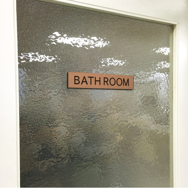 ドアプレート (BATH ROOM) ブロンズ 銅板風 バスルーム お風呂 浴室 シャワー室 おしゃれ シンプル サインプレート ルームプレート ドア 室名 表示 プレート マンション ジム 自宅 病院 お店 店舗 銅 シール式 アクリル製でいつまでも綺麗 日本製 (配送2)