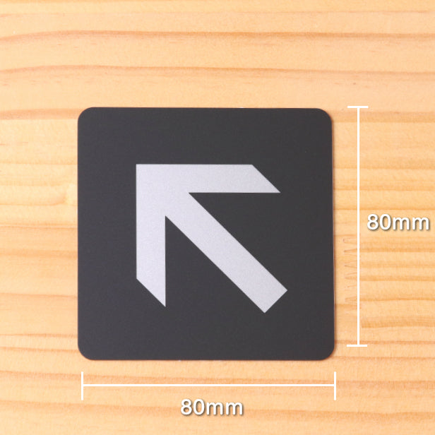 おしゃれ サインプレート 80角【斜め 矢印 Directional arrow ナナメ】室名プレート ピクトサイン 矢印マーク 矢印サイン アローサイン 方向 表示 45度 オシャレ シンプルで高級感のある艶消しブラック 店舗やお店に最適 室名プレート屋外対応 シール式 (配送2)