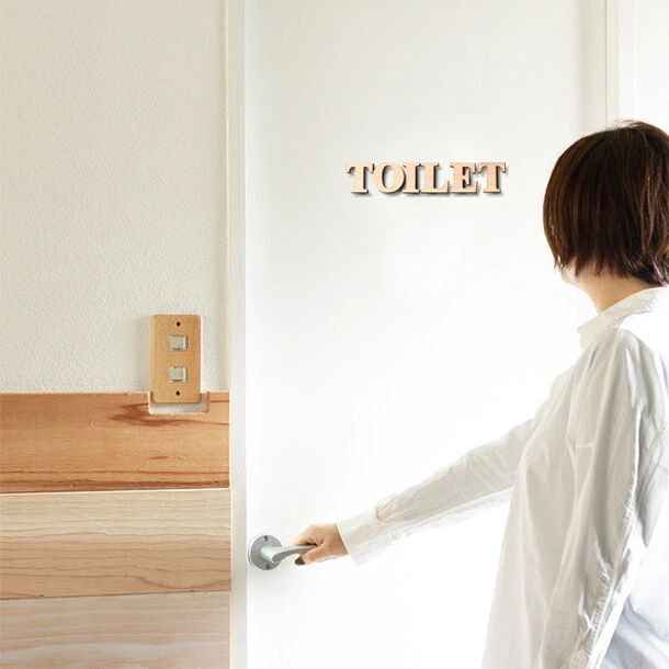 【BIG】【2色】大きな英語のトイレサイン [TOILET] 大きいトイレマーク おしゃれ かわいい 店舗 施設 会社 男女 案内表示 レストルーム 御手洗 あいち認証材 天然木 貼るだけ シール式 (配送2)