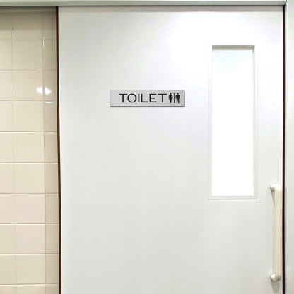 ドアプレート (TOILET マーク付き) シルバー ステンレス調 おしゃれ シンプル トイレサイン お手洗い サインプレート ルームプレート 扉 ドア 室名 表示 プレート 表示サイン 会社 オフィス 病院 店舗 銀 シール式 アクリル製 日本製 屋外対応 (配送2)