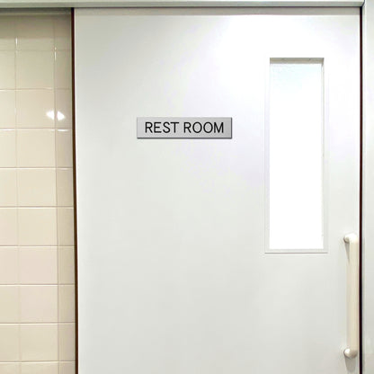 ドアプレート (REST ROOM) シルバー ステンレス調 レストルーム お手洗い 化粧室 トイレ おしゃれ シンプル トイレサイン サインプレート ドア 室名 表示 プレート ホテル 会社 自宅 病院 お店 店舗 銀 シール式 アクリル製 日本製 屋外対応 (配送2)
