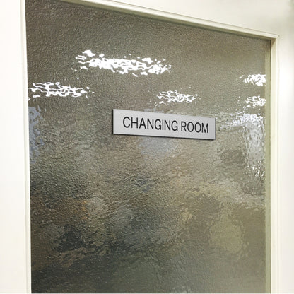 ドアプレート (CHANGING ROOM) シルバー ステンレス調 試着室 更衣室 チェンジングルーム おしゃれ シンプル サインプレート ルームプレート ドア 室名 表示 プレート トイレ ホテル 会社 病院 お店 店舗 施設 銀 シール式 アクリル製 日本製 屋外対応 (配送2)
