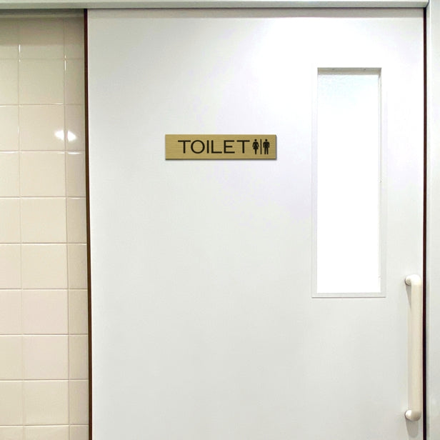 ドアプレート (TOILET マーク付き) ゴールド 真鍮風 おしゃれ シンプル トイレサイン お手洗い サインプレート ルームプレート 扉 ドア 室名 表示 プレート 表示サイン 会社 オフィス 病院 店舗 金 シール式 アクリル製 日本製 屋外対応 (配送2)