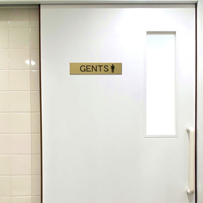 ドアプレート (GENTS マーク付) ゴールド 真鍮風 男子トイレ 男子 ジェンツ おしゃれ シンプル トイレサイン お手洗い 男 サインプレート ドア 室名 表示 プレート 表示サイン 会社 オフィス 病院 お店 店舗 金 シール式 アクリル製 日本製 屋外対応 (配送2)