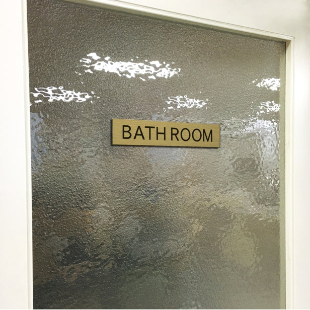 ドアプレート (BATH ROOM) ゴールド 真鍮風 バスルーム お風呂 浴室 シャワー室 おしゃれ シンプル サインプレート ルームプレート ドア 室名 表示 プレート マンション ジム 自宅 病院 お店 店舗 金 シール式 アクリル製でいつまでも綺麗 日本製 (配送2)
