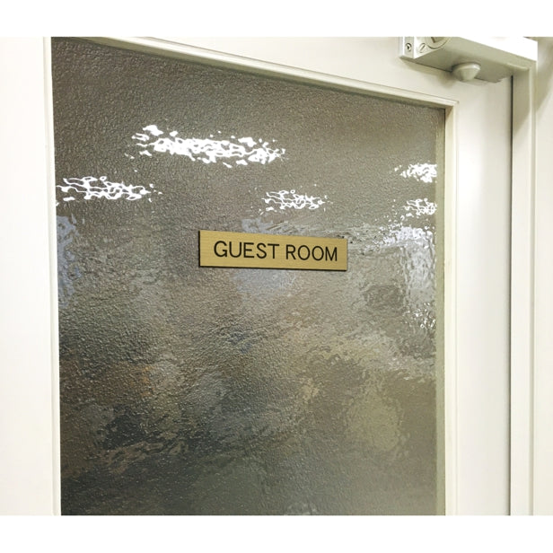 ドアプレート (GUEST ROOM) ゴールド 真鍮風 ゲストルーム 客室 客間 ゲストハウス おしゃれ シンプル サインプレート ルームプレート ドア 室名 表示 プレート ホテル 会社 自宅 病院 店舗 お店 施設 金 シール式 アクリル製 日本製 屋外対応 (配送2)