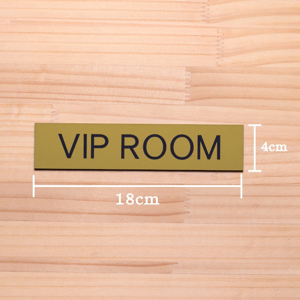ドアプレート (VIP ROOM) ゴールド 真鍮風 ビップルーム VIP おしゃれ シンプル マーク 業務用 店舗用 サインプレート ルームプレート ドア 室名 表示 プレート ホテル 部屋 お店 個室 別荘 店舗 施設 金 シール式 アクリル製 日本製 屋外対応 (配送2)