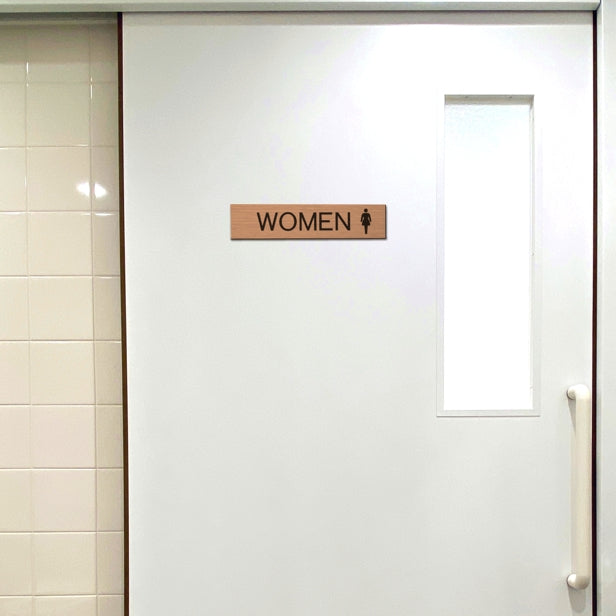 ドアプレート (WOMEN マーク付) ブロンズ 銅板風 ウーマン 女子トイレ 女 おしゃれ シンプル トイレサイン お手洗い サインプレート ルームプレート 室名 表示 プレート 表示サイン 会社 オフィス 病院 店舗 銅 シール式 アクリル製 日本製 屋外対応 (配送2)