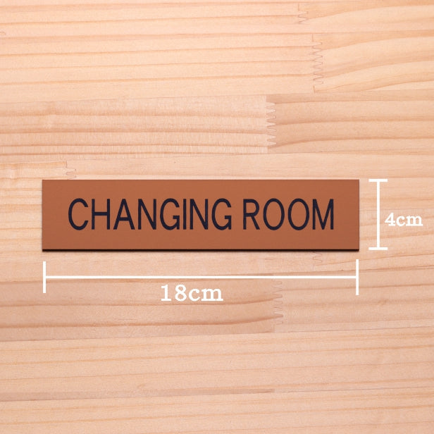 ドアプレート (CHANGING ROOM) ブロンズ 銅板風 試着室 更衣室 チェンジングルーム おしゃれ シンプル サインプレート ルームプレート ドア 室名 表示 プレート トイレ ホテル 会社 病院 お店 店舗 施設 銅 シール式 アクリル製 日本製 屋外対応 (配送2)