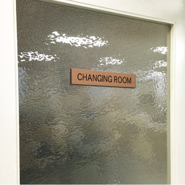 ドアプレート (CHANGING ROOM) ブロンズ 銅板風 試着室 更衣室 チェンジングルーム おしゃれ シンプル サインプレート ルームプレート ドア 室名 表示 プレート トイレ ホテル 会社 病院 お店 店舗 施設 銅 シール式 アクリル製 日本製 屋外対応 (配送2)