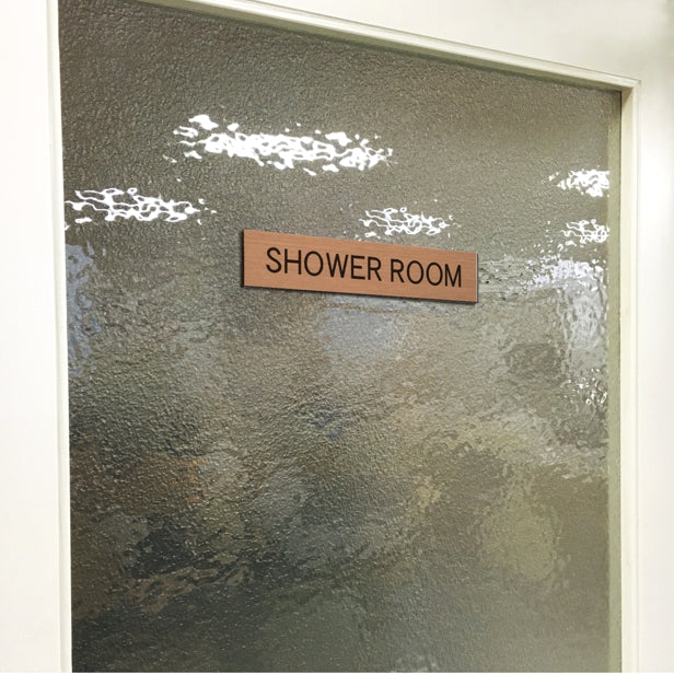ドアプレート (SHOWER ROOM) ブロンズ 銅板風 シャワールーム シャワー室 更衣室 お風呂 バスサイン おしゃれ シンプル サインプレート ルームプレート ドア 室名 プレート ホテル 会社 ジム 病院 お店 銅 シール式 アクリル製 日本製 屋外対応 (配送2)