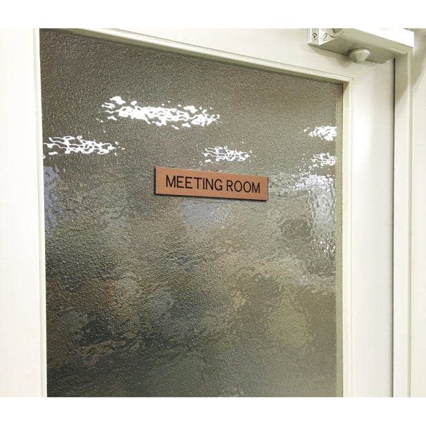 ドアプレート (MEETING ROOM) ブロンズ 銅板風 ミーティングルーム 会議室 オフィス 事務所 おしゃれ シンプル ルームプレート ドア 室名 表示 プレート ホテル お店 会社 病院 工場 店舗 施設 銅 シール式 アクリル製 日本製 屋外対応 (配送2)