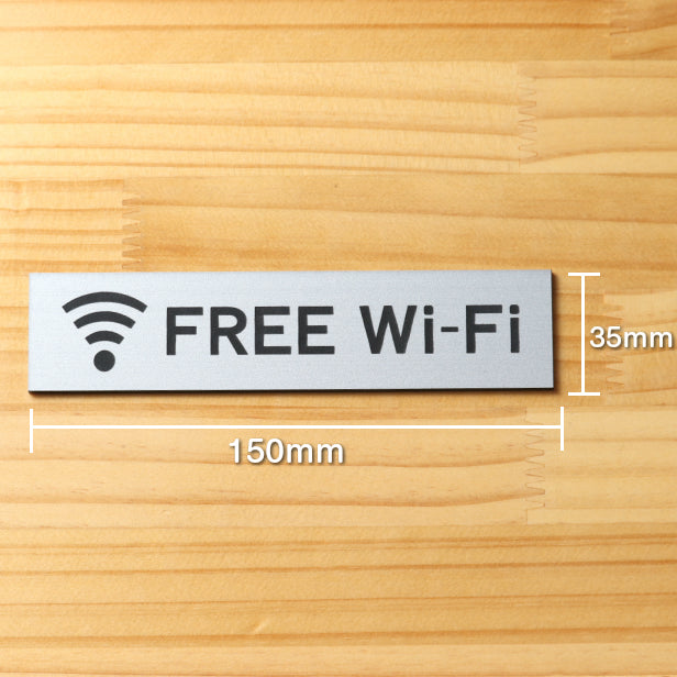 サインプレート (FREE Wi-Fi) シルバー ステンレス調 ステッカー プレート おしゃれ 案内表示 標識 表示サイン フリー wifi ワイファイ 店舗 飲食店 カフェ ショップ 美容院 喫茶店 施設 表示板 屋外OK シール式 銀 アクリル製 日本製 (配送2)