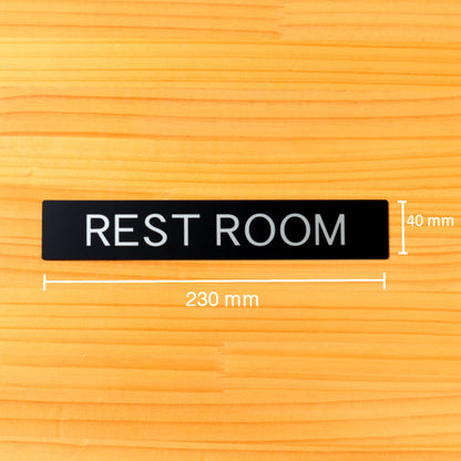 ドアプレート おしゃれなサインプレート 230×40【REST ROOM】 案内標識 表示 レストルーム トイレ 化粧室 オシャレ お店 店舗 施設 会社 ホテル 病院 シンプルで高級感のある艶消しブラック 黒 立体印刷 高耐久 店舗やお店に最適 日本製 屋外対応 シール式 (配送2)