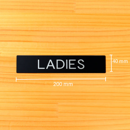 ドアプレート おしゃれなサインプレート 200×40【LADIES】 トイレサイン 女子 案内標識 表示 女 女性 オシャレ 高級感 シンプル お店 店舗 施設 会社 ホテル 病院 自宅 シンプルで高級感のある艶消しブラック 黒 立体印刷 高耐久 日本製 屋外対応 シール式 (配送2)
