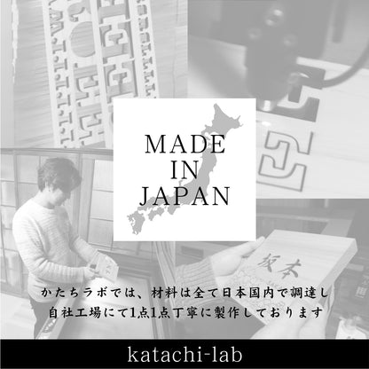 サインプレート (防犯カメラ監視中 英語付) シルバー ステンレス調 ステッカー プレート おしゃれ ドア ドアプレート 玄関 門 注意表示板 表示サイン 防犯 ダミー 家庭用 セキュリティ 表札 門柱 標識 注意書き 庭 屋外OK シール式 銀 アクリル製 日本製 (配送2)